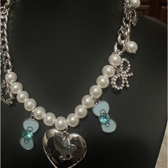 New Hello Kitty Charm Faux Pearl Necklace - Picture 3 of 5